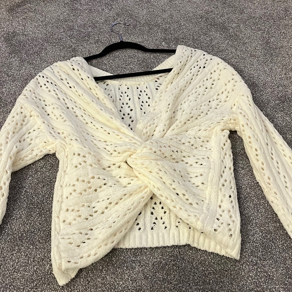 Long sleeve sweater. Never worn. Tags still on. Size: M, poof apparel